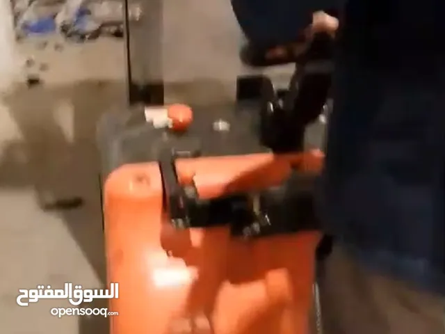 رافعة شاحنة حاملة شوكية بحالة الوكالة تحمل 2 اثنين طن استعمال بسيط بدون صدا او اي اعطال للبيع