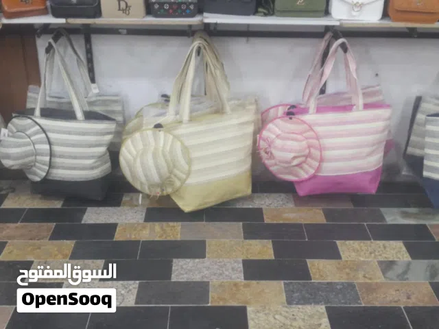 وبـما ان اناقتُك تهمنا وفرنالك مشوارك وسهلنالك اختيارك.   حقيبه بالطاقيه