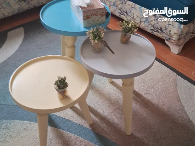 ترابيزات للبيع 3 ترابيزة مع بعض و2 ترابيزة ترابيزة كبيرة وطقطوقة وجزمة بالمراية