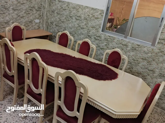 طاولة سفره فاخرة للبيع مكونة من ثمن مقاعد
