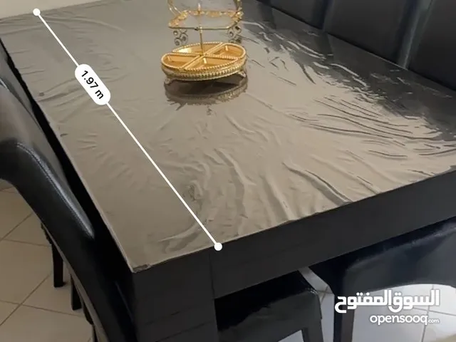 طاولة طعام مكونة من ثمانية كراسي  من الجلد