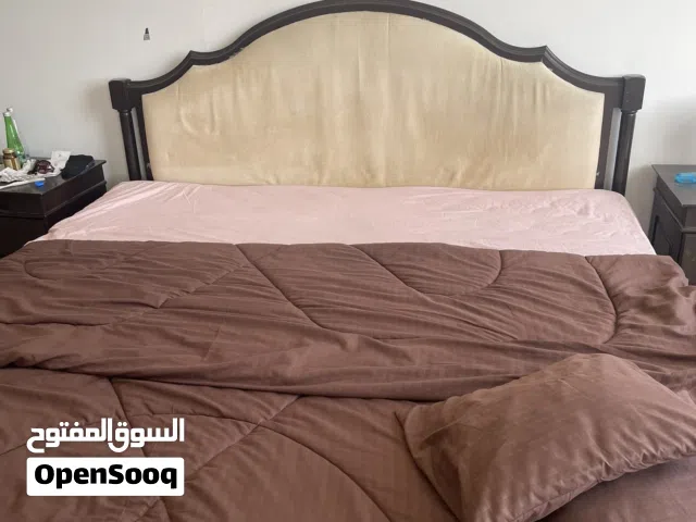 سرير حجم كبير  مع 2 كمودينو من هوم سنتر مع فرشة وتسريحة