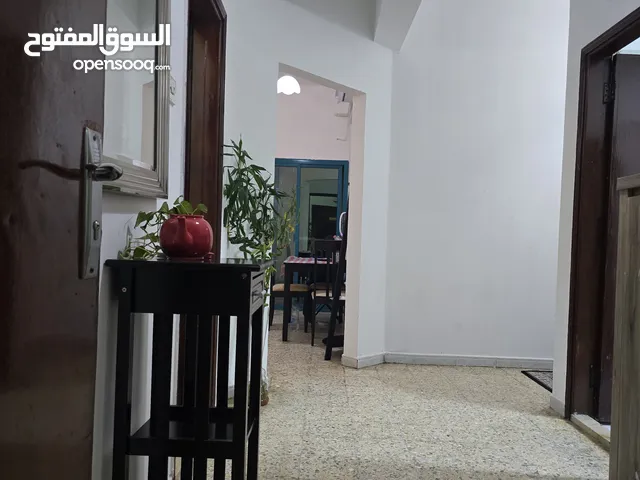 شقه غرفتين وصالة باركينغ فري بالشارقة على كورنيش الجبيل