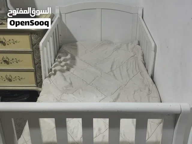 سرير اطفال مع الفراش للبيع سعر 100 درهم نهائي