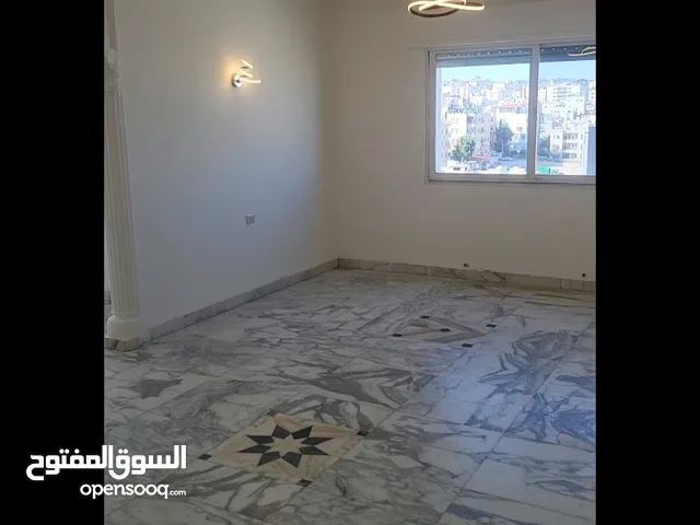 شقة سكنية طابق رابع بحالة ممتازة مجددة بالكامل للايجار السنوي بشارع الجاردنز بجانب جميع الخدمات
