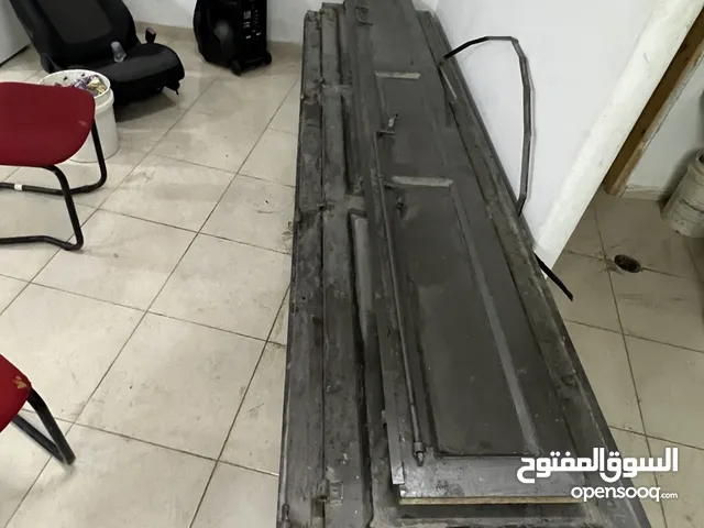 باب محل حديد شبه جديد