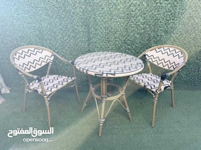 طاولة وكرسين للحديقة