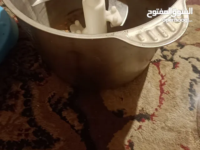 خلاط كهربائي وماكينة طحن بن وآلة حاسبة اوزان