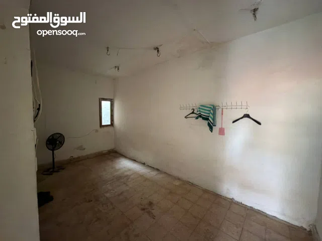 ايجار منزل  في منطقه حي الجامعه قريب جدان عن الشارع العام