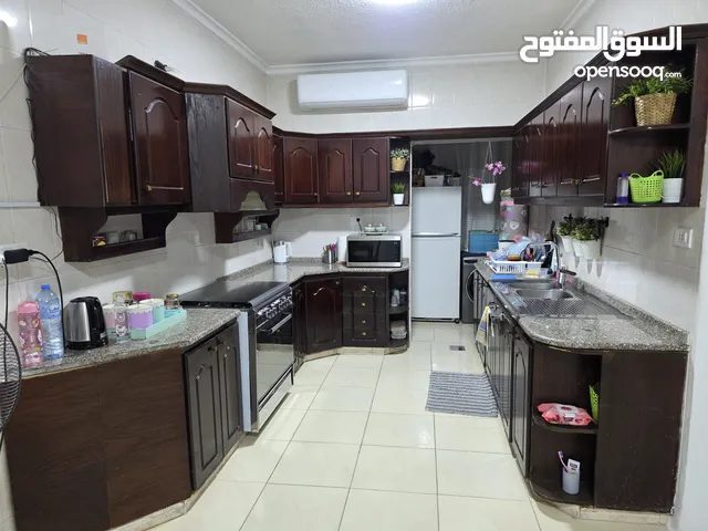مطبخ خشب بحالة ممتازة +ثلاجة +غاز +طاولة