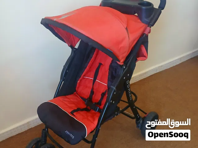 عرباية أطفال ماركة جونيورز وارد الإمارات بحالة الجديد فيها وضعيات نوم وبريكات وحافظة أكواب بسعر مميز