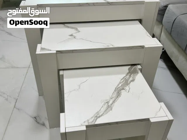 طاولة قزاز قابلة للطي والفتح مع خمس كراسي جلد و ثلاثة طاولات خشب