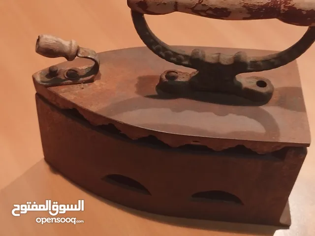 مكواة أثرية نادرة عمرها 300 سنة – قطعة فريدة لهواة التحف