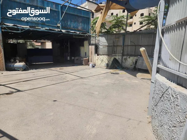ساحة مغلقة لها مدخل ومخرج يوجد فيها كهرباء 3 فاز