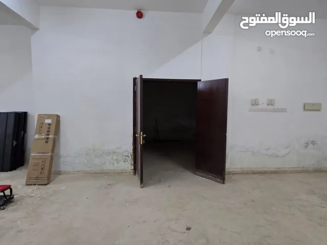 محل كبير جدا ومخزن كبير تحت الارض للايجار على الشارع العام صناعية الرستاق طريق عبري