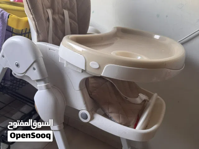 كرسي طعام ومشاية أطفال بحالة ممتازه