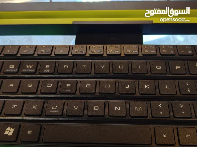 كيبورد من شركه roch متنقل خفيف الوزن تستطيع حملها في الحقيبه أو اليد يعمل على عن طريق البلوتوث..