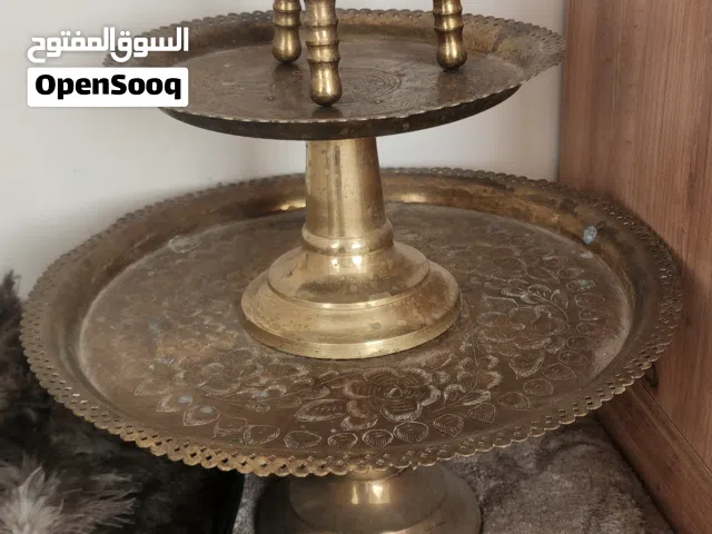 تحفة نادرة! حامل عرض (ستاند) نحاس أصلي ثلاثي الأدوار - ديكور تراثي ومميز.