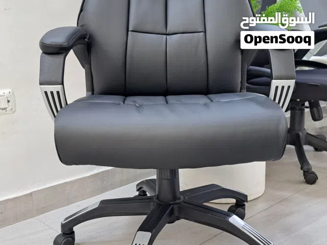 كرسي جلد باللونين الأسود والبني عصري ومميّز مناسب للشركات والمكاتب وغرف الاجتماعات الكبيرة