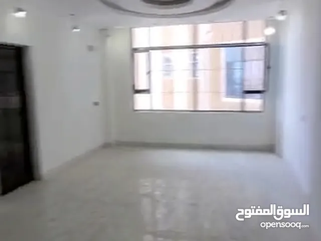 شقق للبيع واسعه جدا من خمس غرف واسعه وصالتين واسعه وحي راقي موقعهن صنعاء بيت بوس حي الوزير