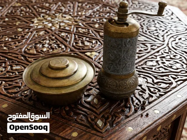 مطحنة قهوه وبهارات نحاس انتيك حجم صغير ...تطحن بشكل ممتاز مع طاسه بسعر 17دينار