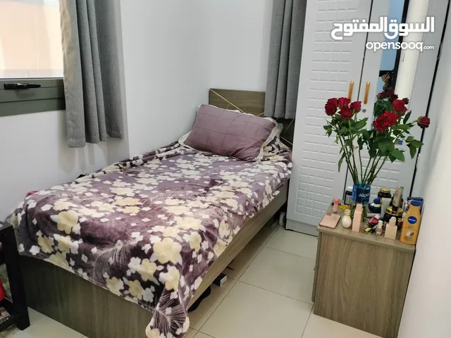 بارتشن وسرير بغرفة ثائية حلوة مع بنت وحدة فقط شهري يومي اسبوعي