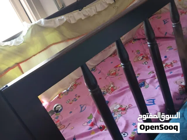 تخت اطفال للبيع خشب ثقيل