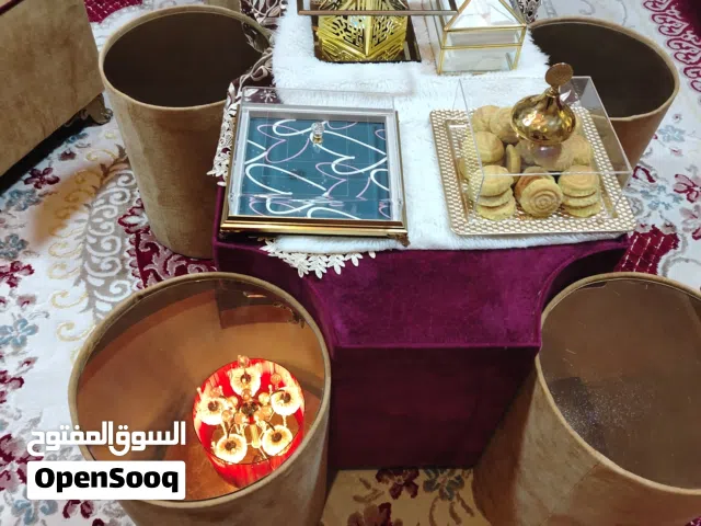 طاولة وسط تفصيل مزوده بعجلات لسهولة الحركه