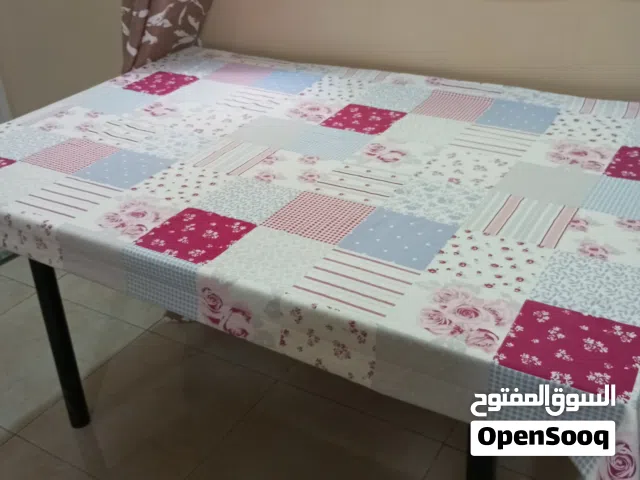 طاولة كبيرة  بحالة ممتازة صلبة 12ريال السعر قابل للنقاش