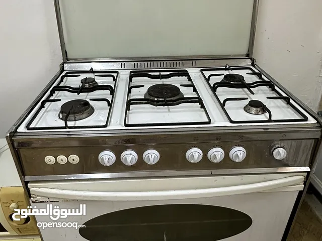 ثلاجة متوسطة + فرن + 2 مكرويف + صوبا+ سخانة ماء