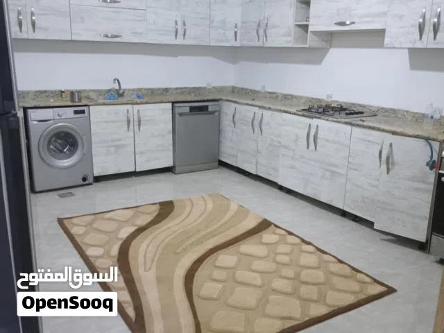 شقه للإيجار في شارع فنيسيا مفرق المآي هوم