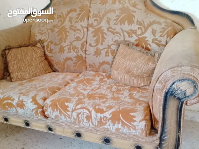 طقم كنبايات مستعمل 7 مقاعد مع طاولة خشب