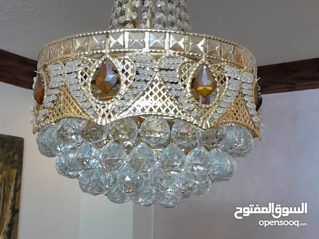 ثريات كبيرة و صغيرة مستعملة بسيطة