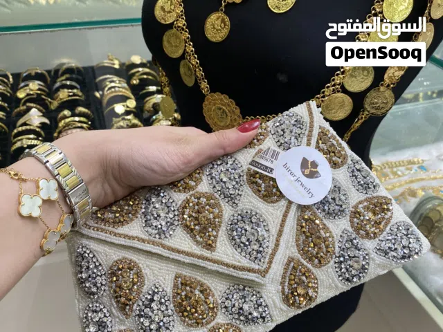 شنطة انيقة بتصميم فاخر مزخرف بالخرز الامع بألوان هادئة