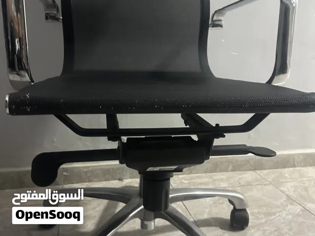 طاولة مكتب مع كرسيان
