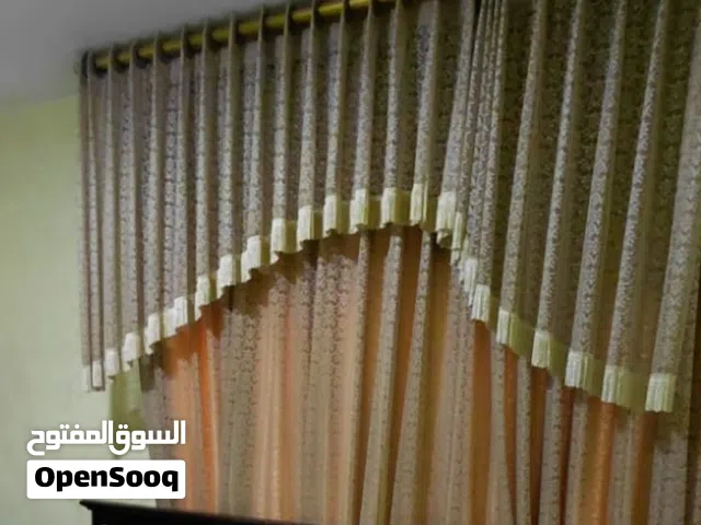 ستائر دانتيل لون عسلي بتيجي على جسرين معهم