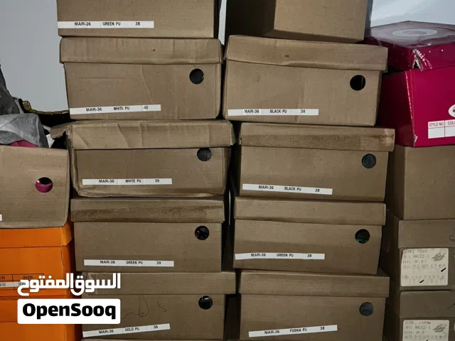 عدة محل أحذية وحقائب للبيع