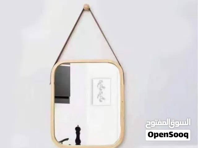 مرآة خشبية و ( تعليقة جلدية ) بشكل عصري