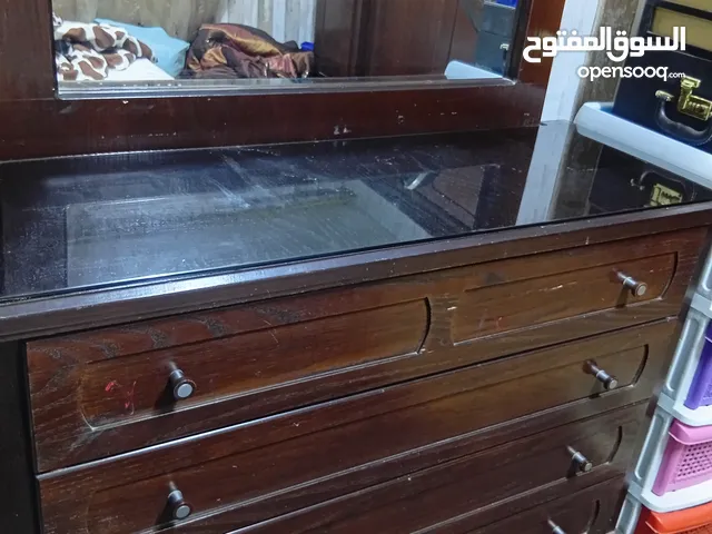 غرفة نوم تفصيل بحاجة لدهان فقط الغرفة بحالة جيدة جدا اللون بني  للبيع
