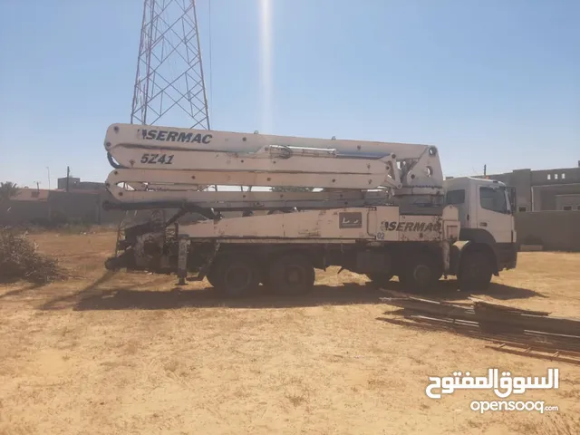 مضخة خرسانة نوع سيرمك على شاحنة مرسيدس