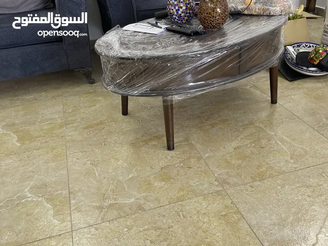 طاولة وسط مع تنائي سيرفس