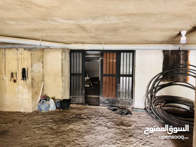 مستودع للبيع