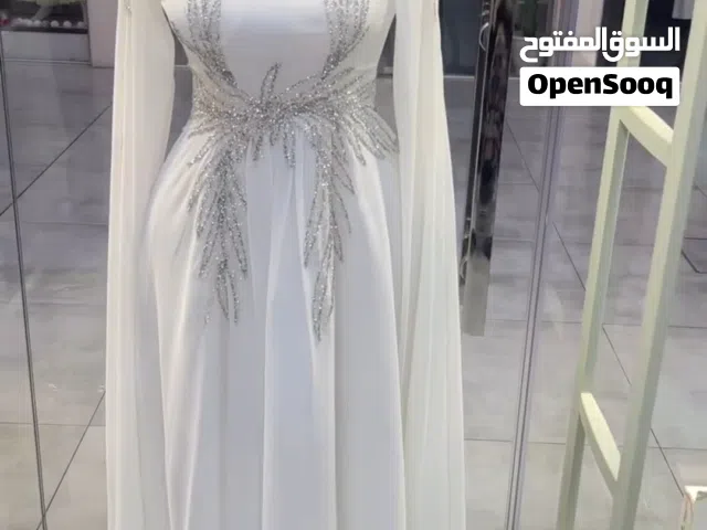 فستان عقد لبيع نضيف جدا مع شال