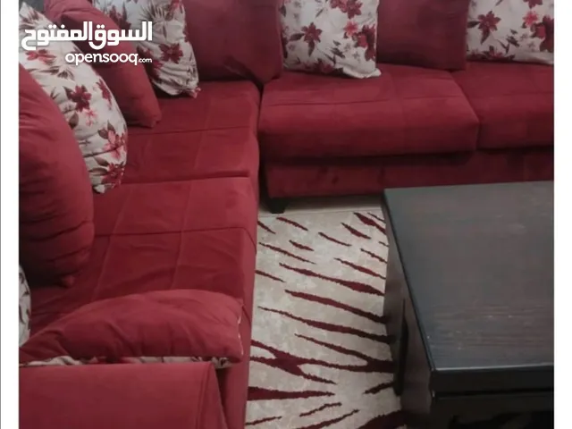 كورنر 7 مقاعد للبيع بحالة ممتازة شبه جديد مع طاولة وسط مع سجادة حجم 2*1.5 مع كرسي بار