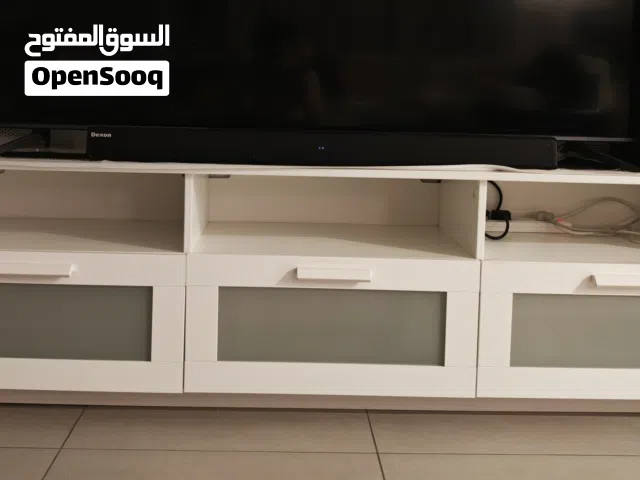 طاولة تلفزيون ايكيا بحالة ممتازة