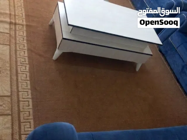 اثاث غرفة ضيوف،طقم كنب طقم طاولات وسجاد وبرادي زيبرا . ب130دينار
