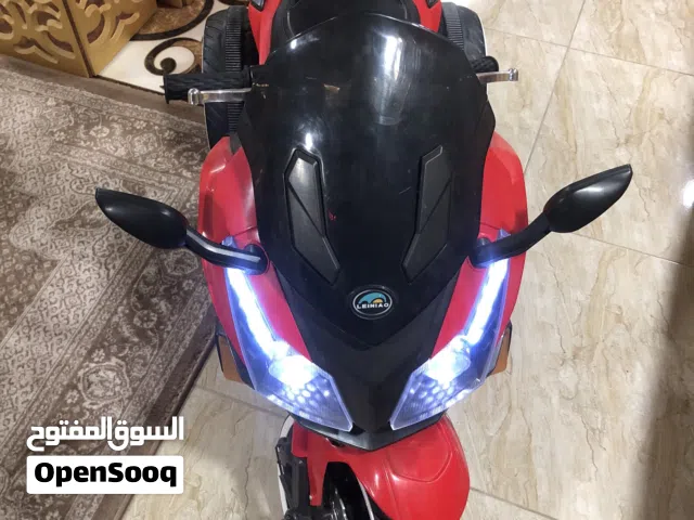دراجه كبيره مميزه لون اسود واحمر بطاريه كبيره 12 فولت بتحمل اوزان عاليه فيها راديو وبلوتوث