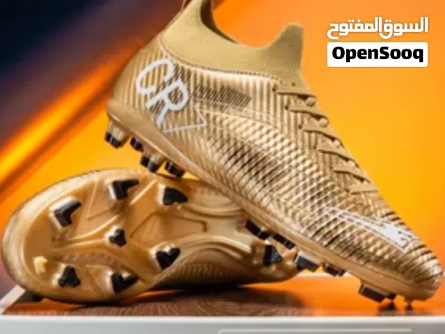 حذاء كرة قدم Premium CR7 Collection (للبيع) حذاء رياضي احترافي بتصميم عصري وأنيق باللون الذهبي
