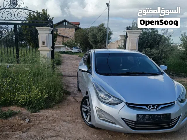 2012 هيونداي افانتي Standard