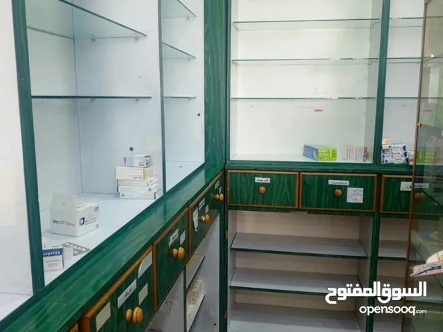 بيعة مستعجلةديكور وخزائن لصيدلية او اي نشاط مع أبوابها خشب لاتيه مع كاونترات ارضية بيع لدواعي السعر